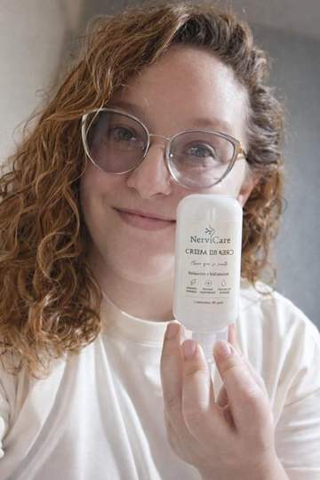 Cliente de NerviCare con su crema de pies