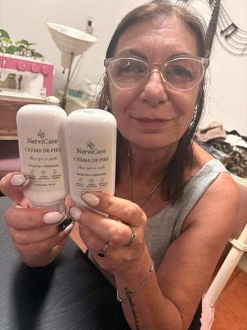 Cliente de NerviCare con su crema de pies
