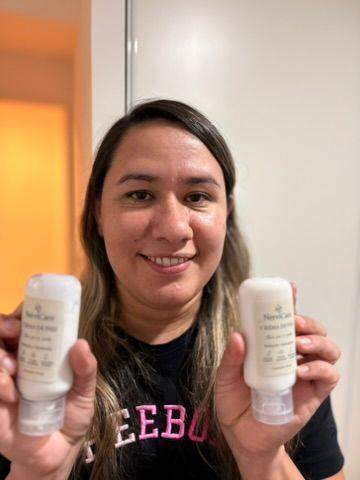 Cliente de NerviCare con su crema de pies