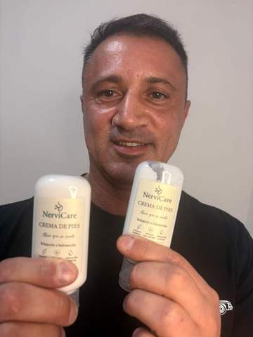 Cliente de NerviCare con su crema de pies