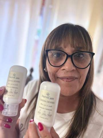 Cliente de NerviCare con su crema de pies