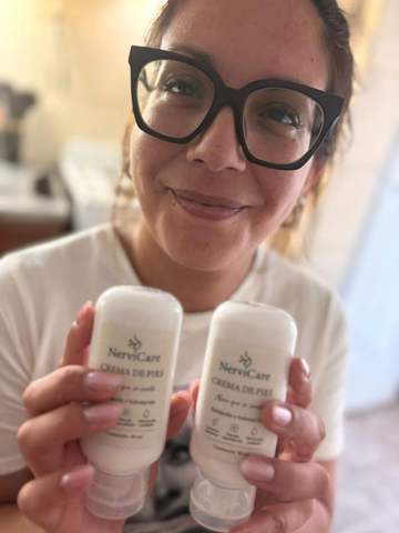 Cliente de NerviCare con su crema de pies