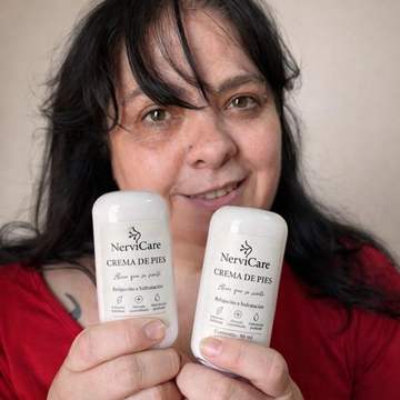 Cliente de NerviCare con su crema de pies
